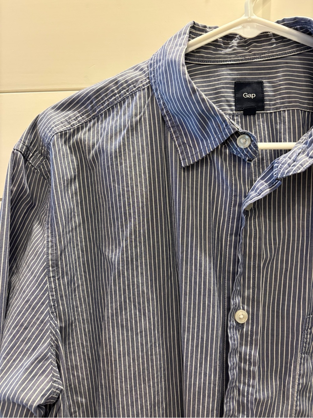 GAP Men's Blue and White Pinstripe Button-Down Shirt Preppy Classic Essential